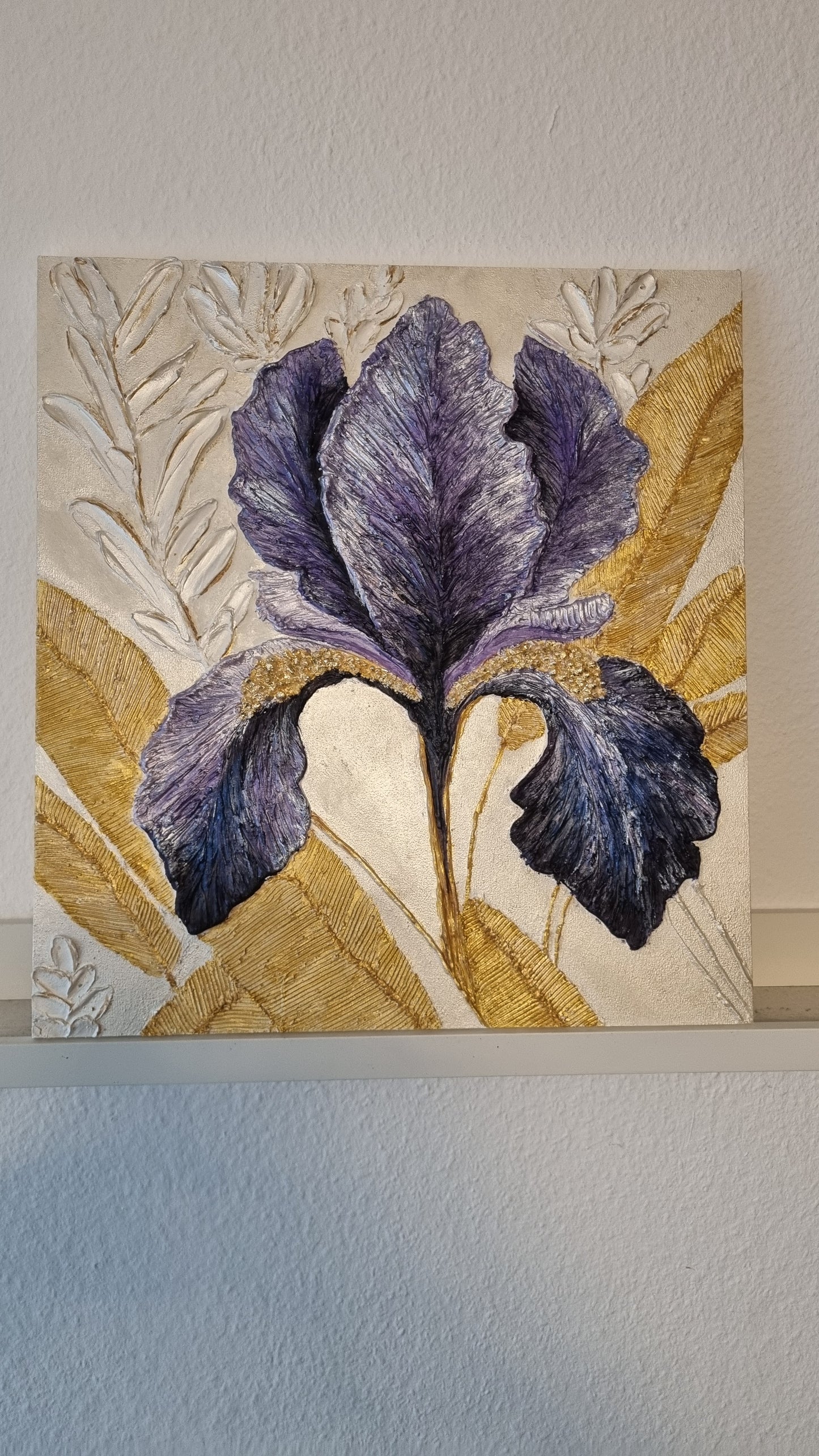 Iris in Gold“ – Original Kunstwerk mit Struktur & Blattgold | English & Français below