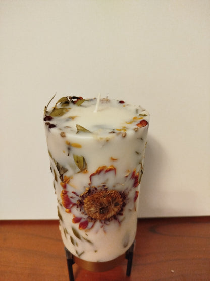 Handgemachte Botanische Kerze. Einzigartiges Unikat mit selbstgepflückten Blumen